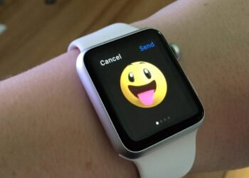 How to reply with an animated or standard emoji on Apple Watch