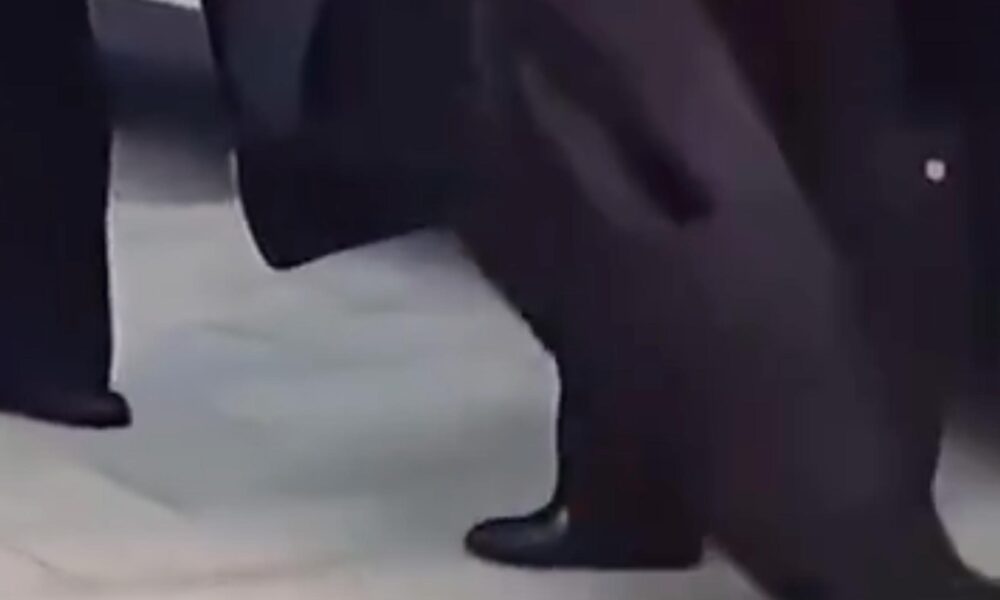 Kim Jong Un's Coat Mishap Sparks Global Buzz 77 kim jong un coat issue
